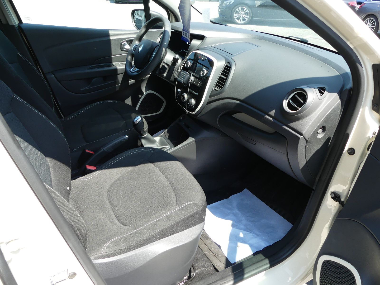 Fahrzeugabbildung Renault Captur Life"NUR33TKM"