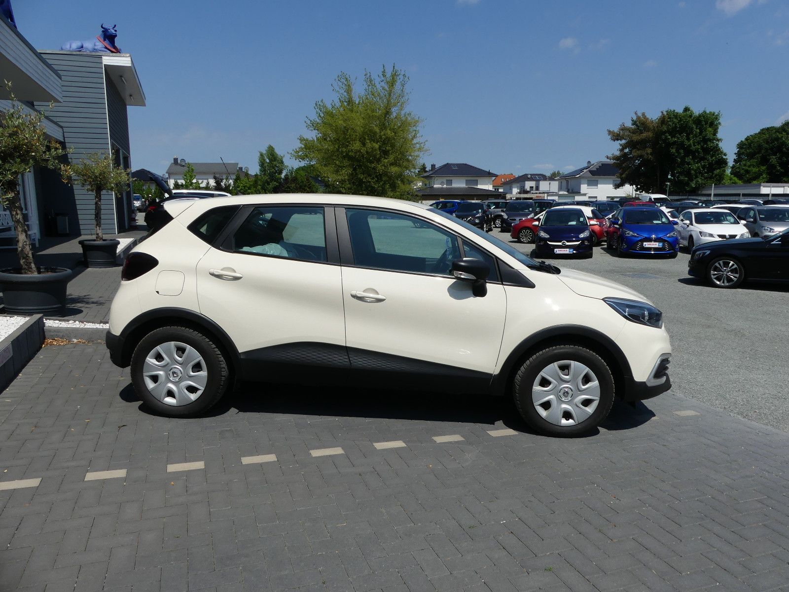 Fahrzeugabbildung Renault Captur Life"NUR33TKM"