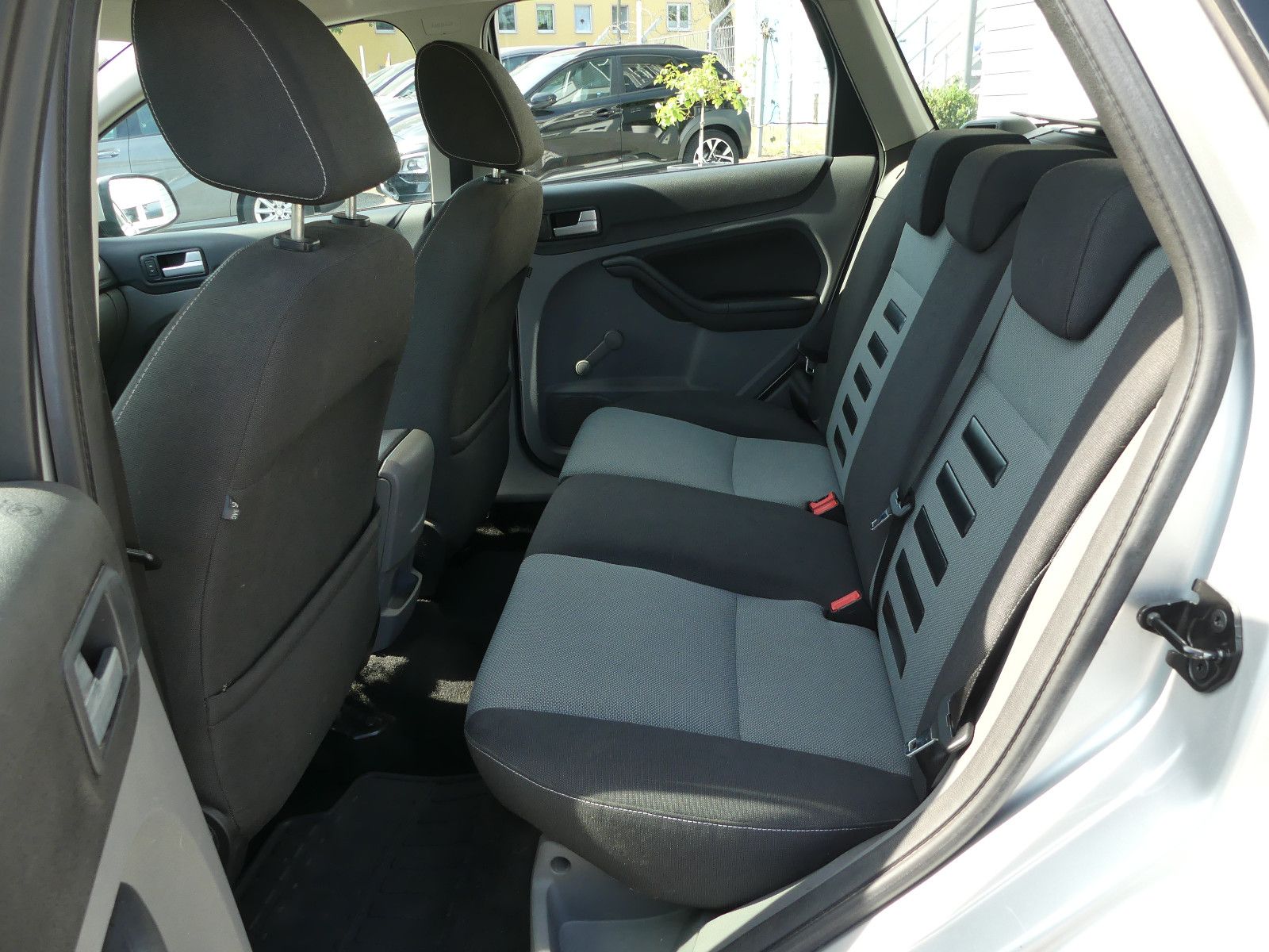Fahrzeugabbildung Ford Focus Turnier Sport, *TÜV NEU*