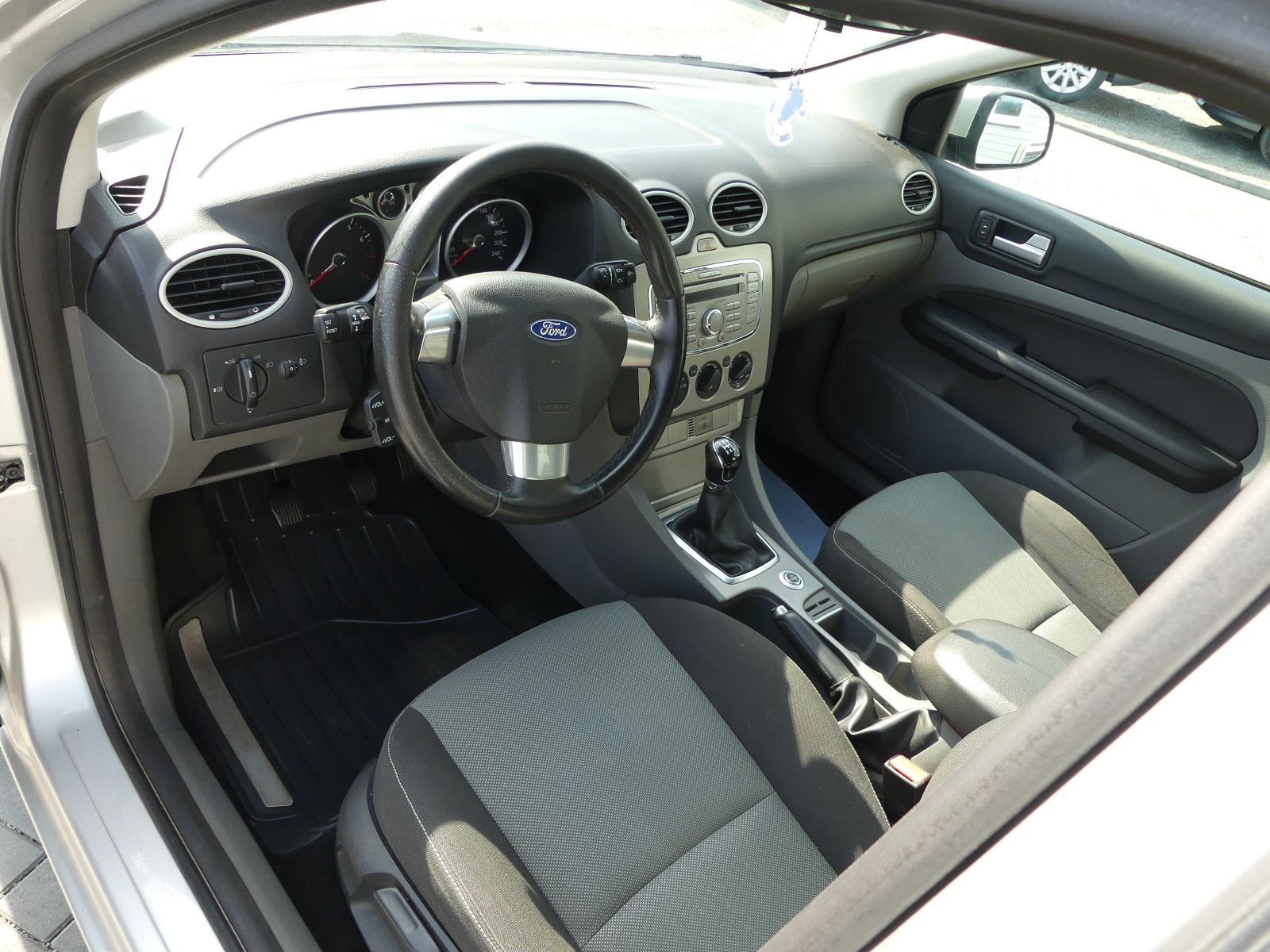 Fahrzeugabbildung Ford Focus Turnier Sport, *TÜV NEU*