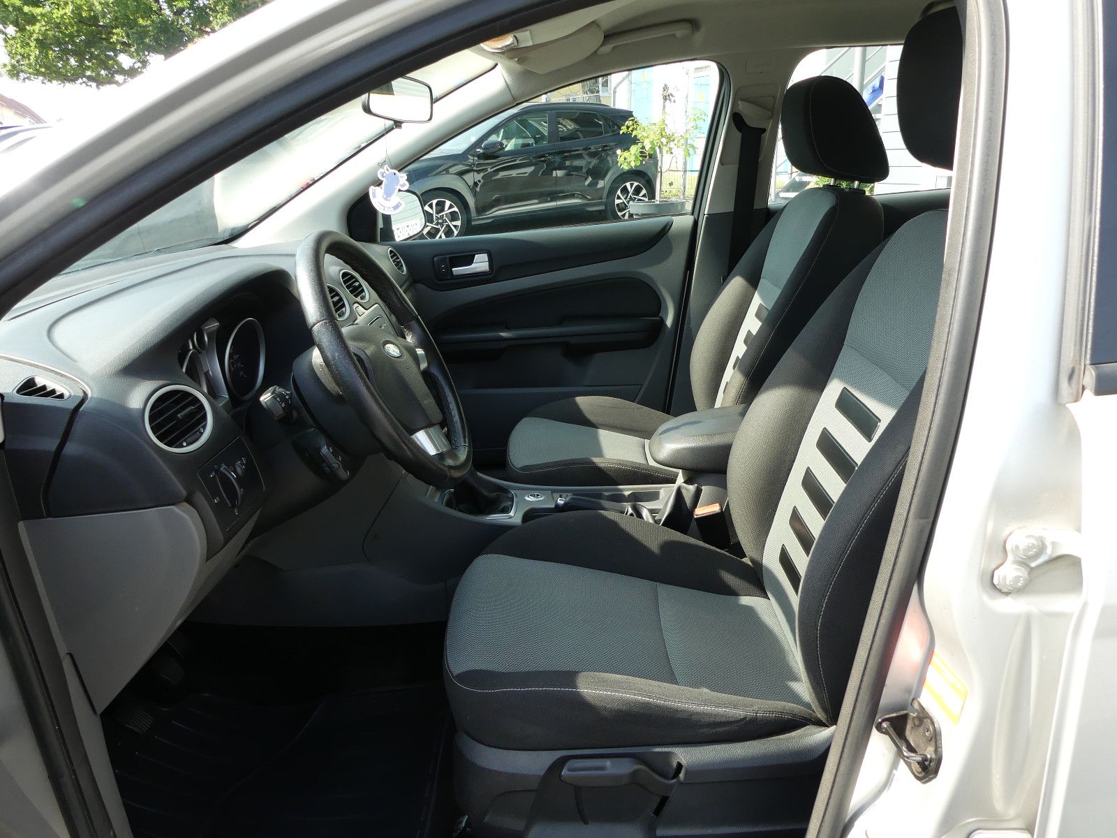 Fahrzeugabbildung Ford Focus Turnier Sport, *TÜV NEU*