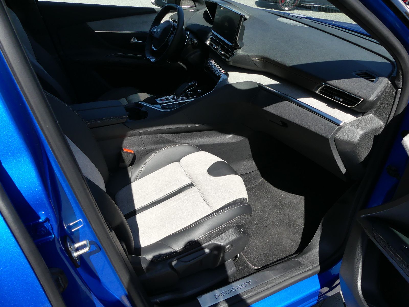 Fahrzeugabbildung Peugeot 3008 HYBRID 225 e-EAT8 GT Pack * 9000KM*