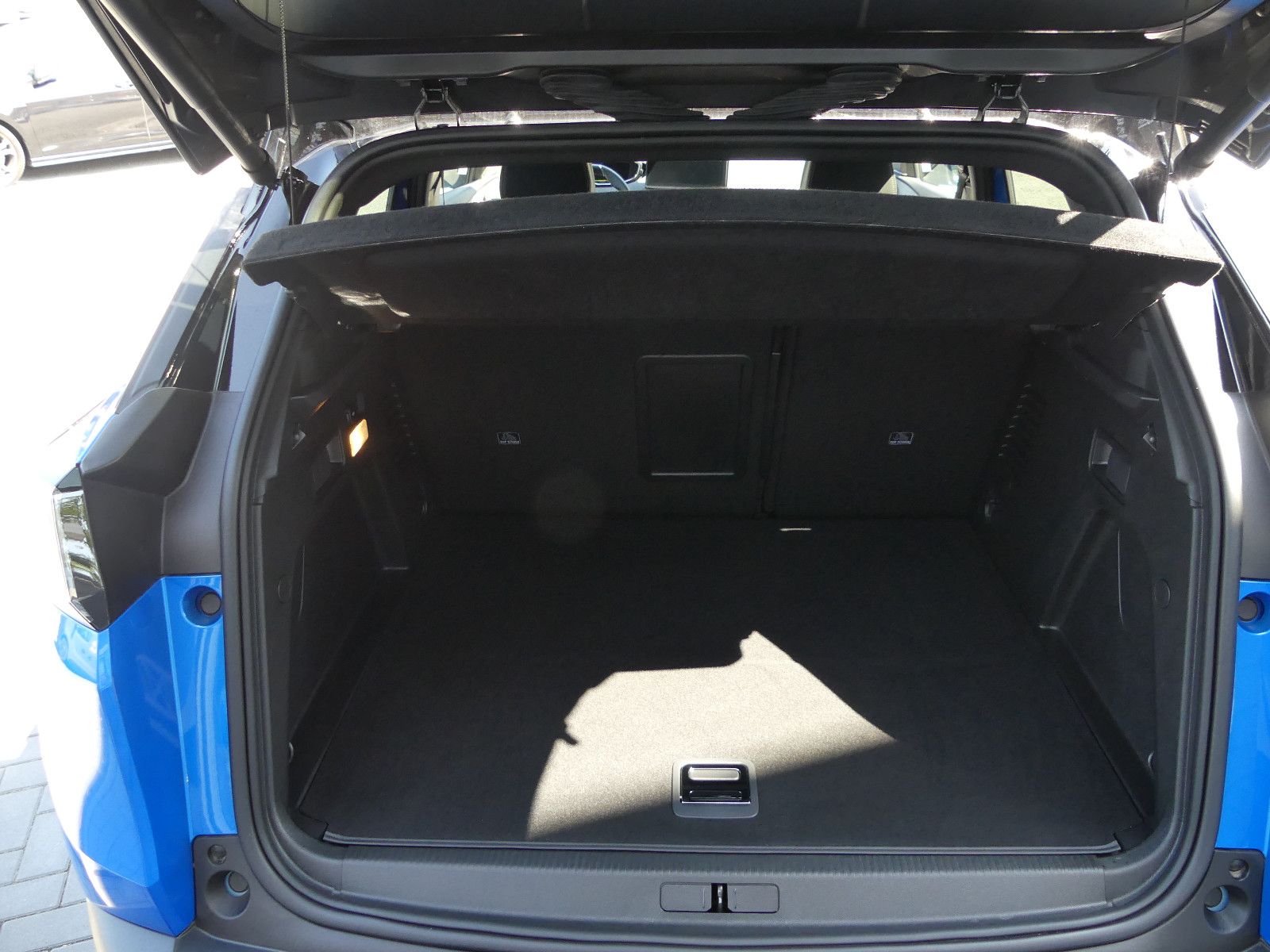 Fahrzeugabbildung Peugeot 3008 HYBRID 225 e-EAT8 GT Pack * 9000KM*