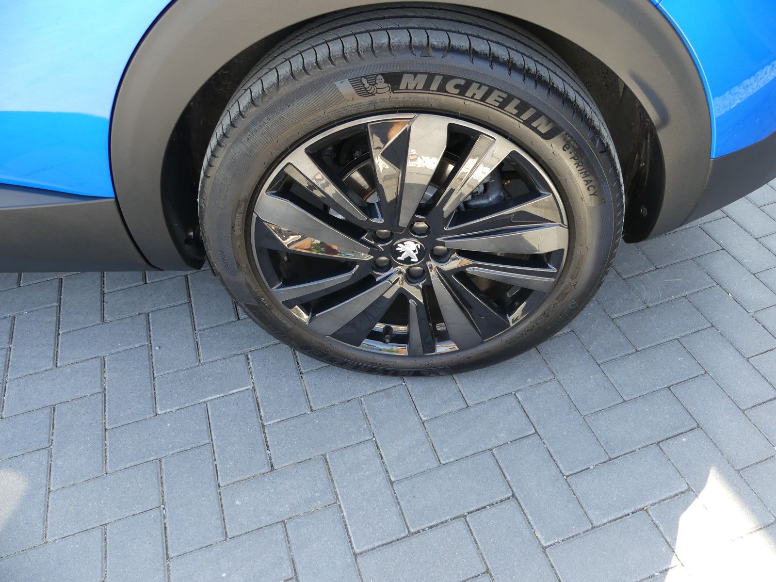 Fahrzeugabbildung Peugeot 3008 HYBRID 225 e-EAT8 GT Pack * 9000KM*